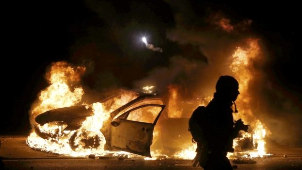 Po oznámení verdiktu zničili protestující policejní vůz ve Fergusonu