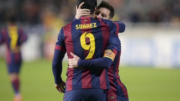 Lionel Messi se raduje s gólu společně se Suárezem
