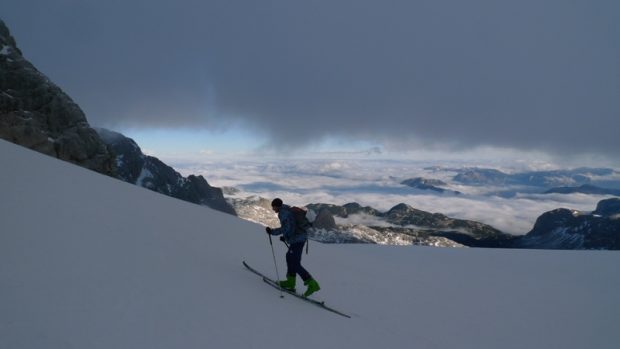 Na skitouringových lyžích zvládnete i stoupání o úhlech 40 stupňů