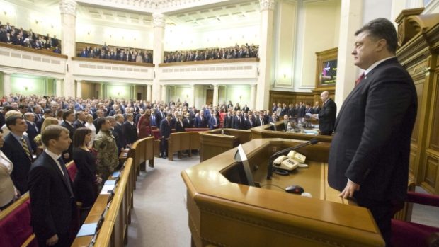 Ukrajinský prezident Petro Porošenko před novými poslanci