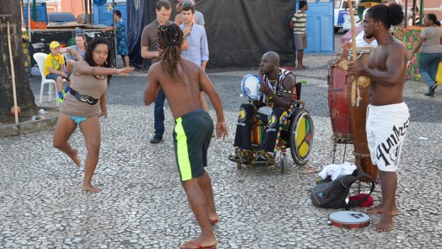Místní předvádějí turistům v Salvadoru bojové umění capoeiru. Není to žádná škola capoeiry, mládež si spíš příležitostně přivydělává