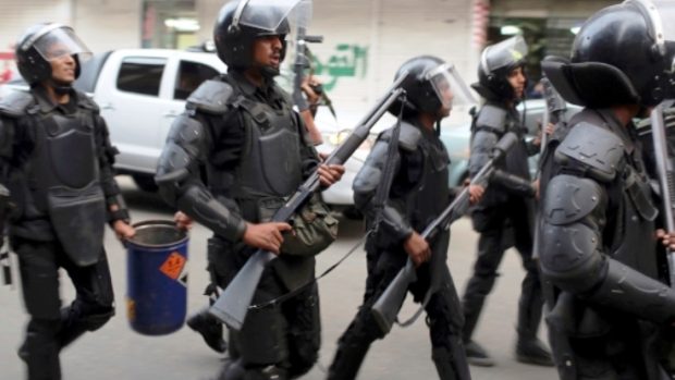 Egyptští islamisté svolali demonstrace za zavedení islámského práva šaría v zemi, na hlavních káhirských ulicích stojí už od čtvrtka hlídky policistů