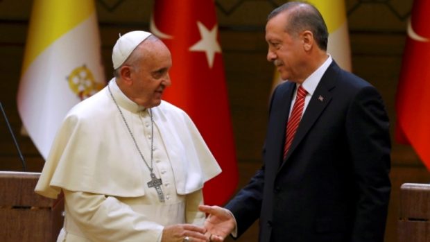Papež František se v Turecku setkal s prezidentem Erdoğanem