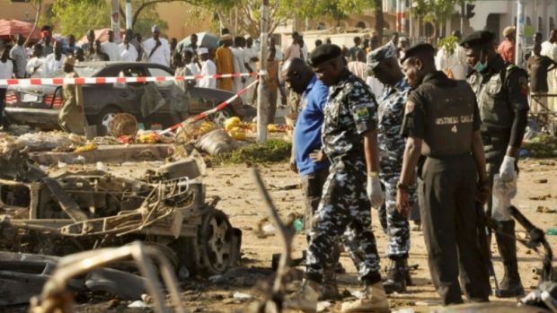 Policisté prohledávají auto po bombovém útoku na mešitu v nigerijském Kano