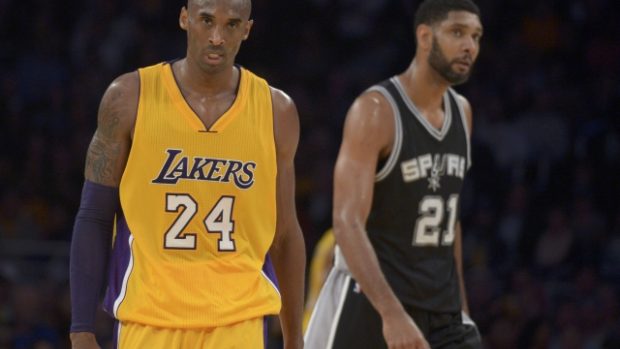 Kobe Bryant (vlevo) vede střelecké statistiky NBA, promění ale pouze 38 procent pokusů