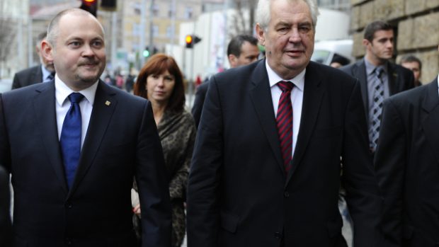 Prezident Miloš Zeman (vpravo) zahájil třídenní návštěvu Jihomoravského kraje. U budovy krajského úřadu ho přivítal hejtman Michal Hašek (vlevo)