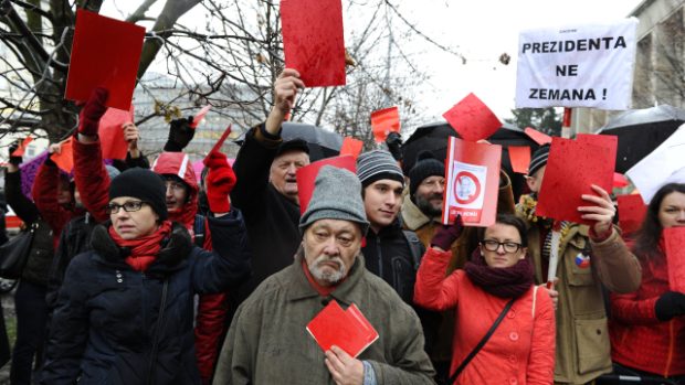 Brno. Protestu proti Miloši Zemanovi se účastnilo asi 150 lidí