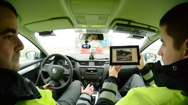 Policejní hlídka v nenápadné Octavii se supermoderním radarem - na tabletu je jasně patrná rychlost projíždějícího vozidla