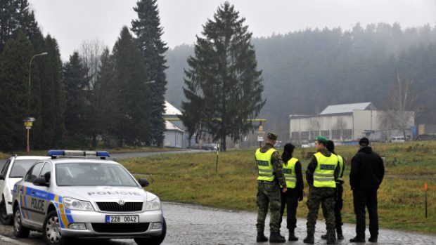 Kvůli novým výbuchům v muniční skladě ve Vrběticích policie uzavřela i silnici na Vlárské strojírny ve Slavičíně
