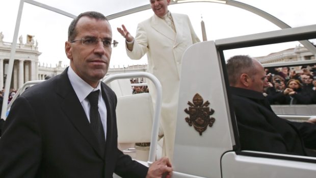 Velitel vatikánské švýcarské gardy, plukovník Daniel Rudolf Anrig doprovází papeže Františka