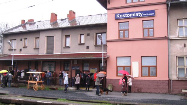 Na nádraží v Kostomlatech nad Labem má novou pamětní desku spisovatel Bohumil Hrabal. Slavnostně odhalena byla 6. prosince 2014