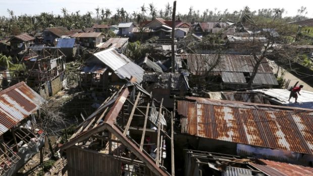 Filipíny po řádění tajfunu Hagupit. Na snímku jsou vidět zničené domy na ostrově Samar