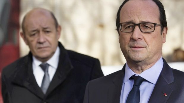 Prezident Francois Hollande a ministr obrany Jean-Yves Le Drian oznamují propuštění francouzského rukojmí