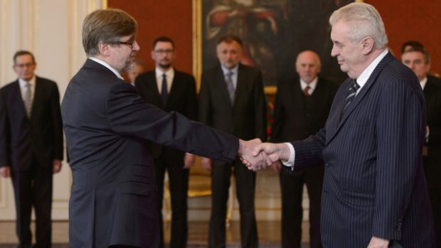 Prezident Miloš Zeman jmenoval na Pražském hradě ústavním soudcem dosavadního místopředsedu České advokátní komory Davida Uhlíře.