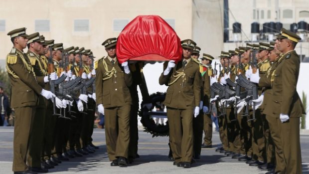 Pohřeb palestinského ministra Zijáda abú Ajna probíhal se všemi vojenskými poctami