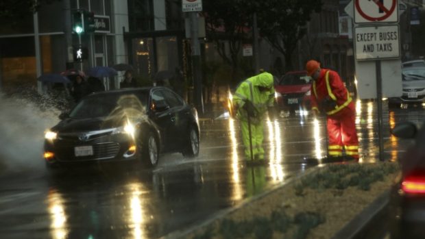 Muži pracují na zatopené křižovatce v San Francisku