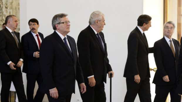 Na snímku (zleva) slovenský prezident Andrej Kiska, maďarský prezident János Áder, polský prezident Bronisław Komorowski, český prezident Miloš Zeman, slovinský prezident Borut Pahor a rakouský prezident Heinz Fischer přicházejí na tiskovou konferenci