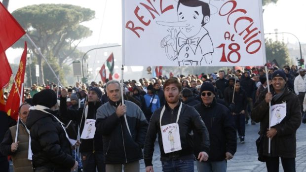 Stávkující odmítají reformy premiéra Mattea Renziho