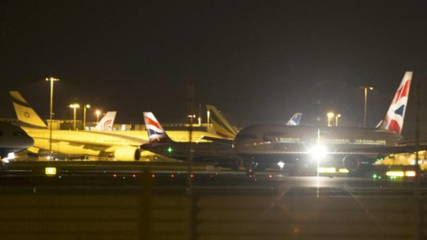 Jenom letiště Heathrow muselo zrušit 60 spojů kvůli poruše systému řízení letového provozu