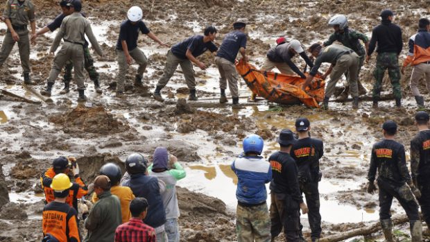 Proud bahna a kamenů zabil v Indonésii nejméně 17 lidí a smetl přes sto domů