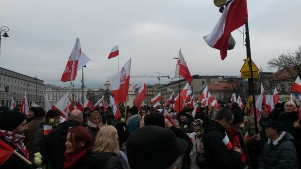 Pochodu v centru Varšavy se účastní desítky tisíc lidí