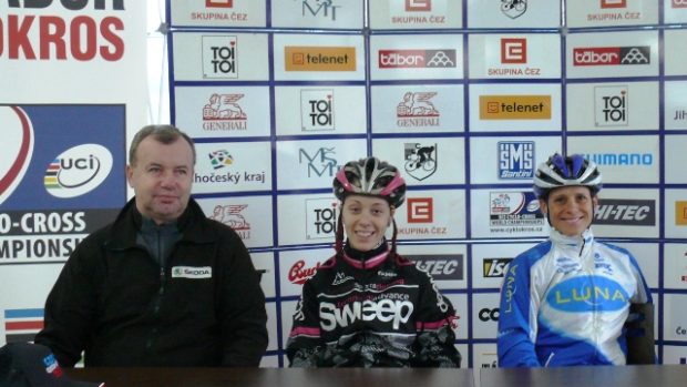 Cyklokrosařka Kateřina Nash (vpravo) bude podle trenéra Stanislava Bambuli (vlevo) jednou z hlavních hvězd domácího mistrovství světa. Na snímku jsou v Táboře na tiskové konferenci po prohlídce trati