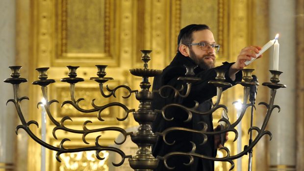 Židé v Praze zahájili chanuku bohoslužbou v Jeruzalémské synagoze