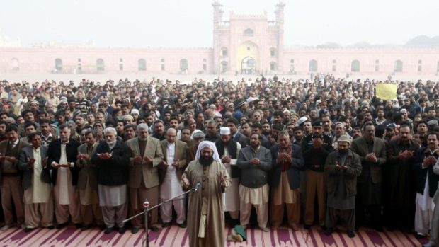 Lidé se modlí za oběti útoku Talibanu na školu v Péšávaru