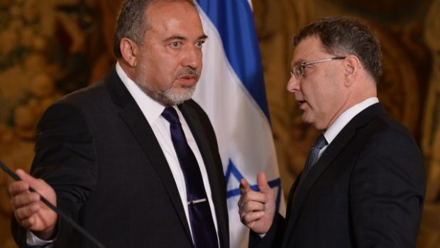Izraelský ministr zahraničních věcí Avigdor Lieberman (vlevo) a ministr zahraničních věcí ČR Lubomír Zaorálek