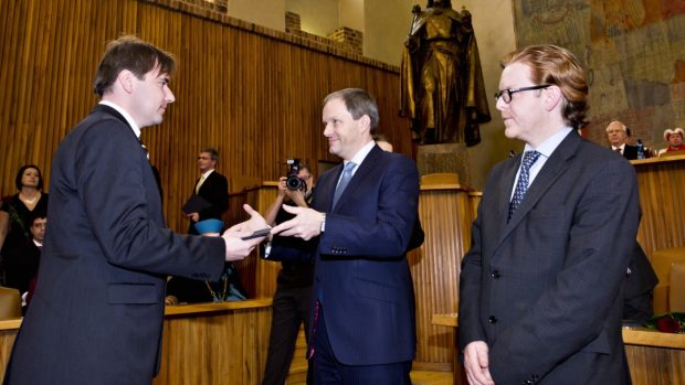 Ministr školství Marcel Chládek (uprostřed) předal ve Velké aule Karolina jmenovací dekrety novým profesorům a profesorkám