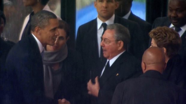 Americký prezident Barack Obama se svým kubánským protějškem Raúlem Castrem