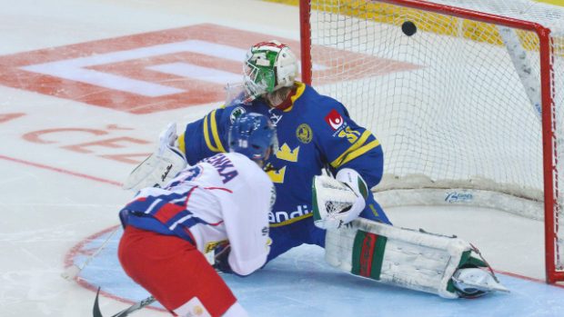Roman Červenka překonává Nilssona a střílí třetí gól českého týmu