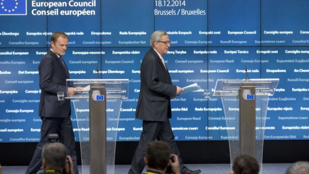 Předseda Evropské rady Donald Tusk a prezident Komise Jean-Claude Juncker přicházejí na tiskovou konferenci po skončení summitu