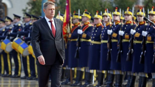 Nový rumunský prezident Klaus Iohannis na inauguračním ceremoniálu u prezidentského paláce v Bukurešti