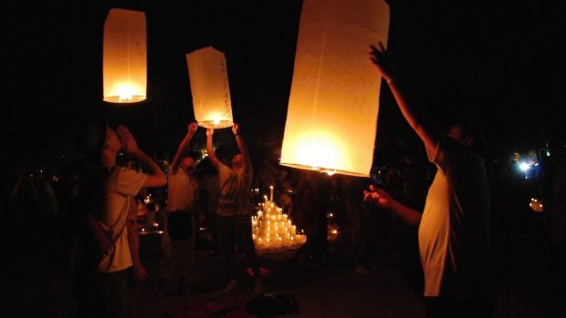 Lidé vypouštějí na pláži v thajském Patongu lampiony za oběti cunami