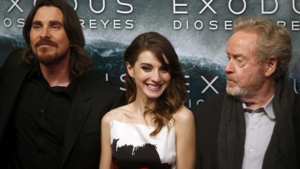 Režisér Ridley Scott (vpravo) a herci Christian Bale a Maria Valverde na premiéře snímku Exodus: Bohové a králové
