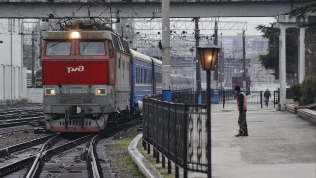 Vlak z Ukrajiny přijíždní na nádraží v Simferopolu