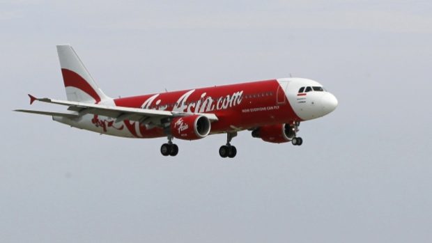 Letadlo malajsijské nízkonákladové společnosti AirAsia se 155 cestujícími na palubě ztratilo kontakt s řídící věží