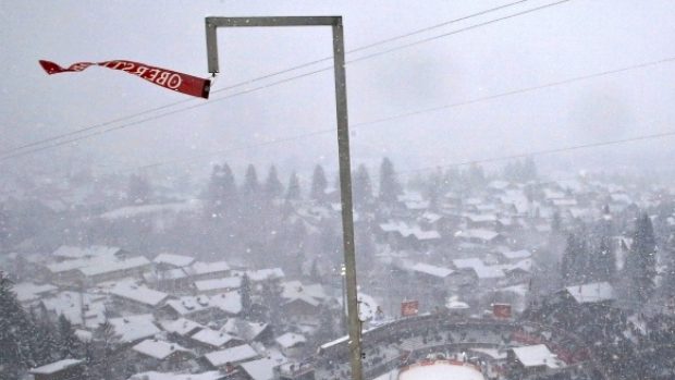 Počasí v Oberstdorfu skokanům na lyžích nepřálo