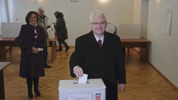 Nynější prezident Ivo Josipović odevzdává svůj hlas ve volbách