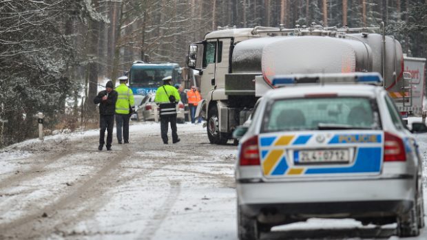 Místo nehody u Doks, kde při srážce kamionu a policejní dodávky zemřeli  dva policisté