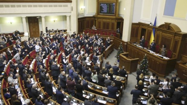 Ukrajinský parlament výraznou většinou schválil návrh státního rozpočtu pro rok 2015. Jednání o něm mu zabralo celou noc