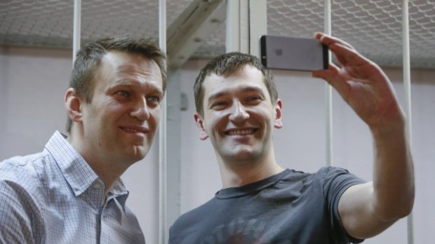Kritik Kremlu Alexej Navalnyj (vlevo) a jeho bratr Oleg byli odsouzeni za údajnou zpronevěru