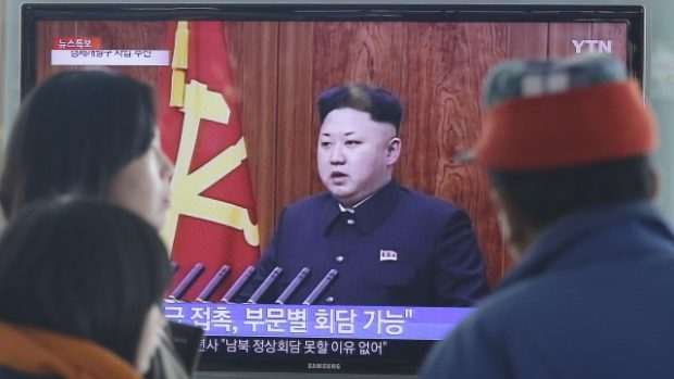 Lidé sledují v televizi projev severokorejského vůdce Kim Čong-una
