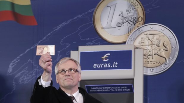Litevský ministr financí Rimantas Sadzius s eurobankovkou