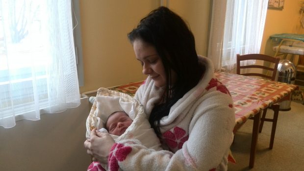 První dítě letošního roku se narodilo v Praze. Dívka Eliška přišla na svět 40 vteřin po půlnoci v porodnici u Apolináře