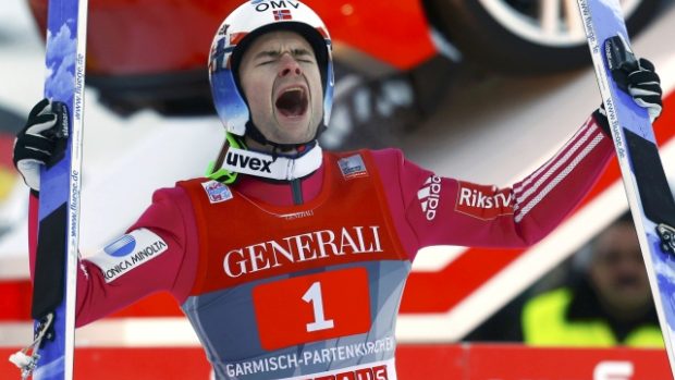 Norský skokan na lyžích Anders Jacobsen se raduje z vítězství v Ga-Pa.