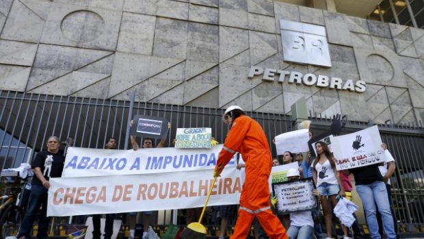 Lidé demonstrují kvůli korupčnímu skandálu před sídlem firmy Petrobras v Rio de Janeiru