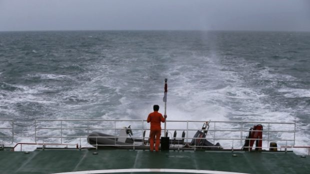 Záchranná loď pátrající v Jávském moři po lidech z havarovaného letu společnosti Air Asia