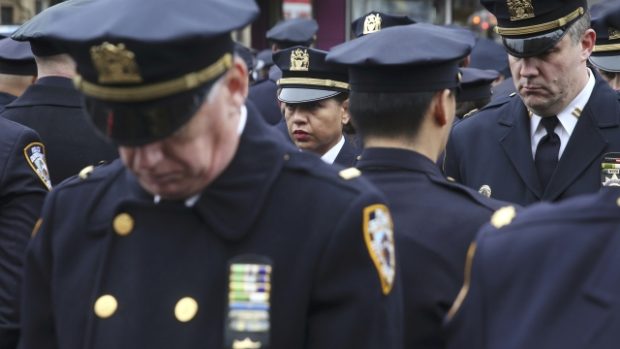Někteří newyorští policisté se při pohřbu svého kolegy otočili k mluvícímu starostovi zády, na protest proti jeho výrokům